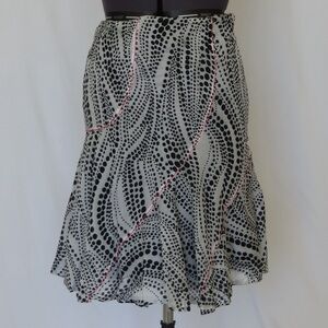 🔴CLEARANCE🔴 Size 6 QUE Black and White Printed Skirt
